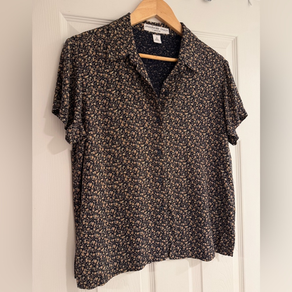 Josephine Chaus Vintage Grunge Dark Navy/ Black, Beige Floral Button Flowy Top